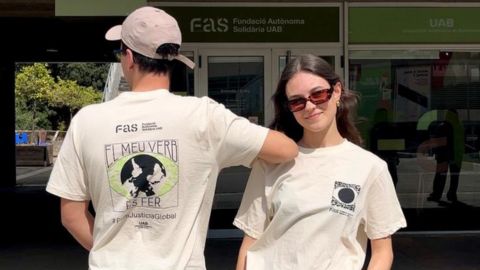 Un noi i una noia amb la samarreta de la fas amb el lema 